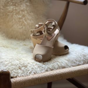 Bryr Clogs in Bone Suede